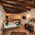 Vanessa Cave Hotel *