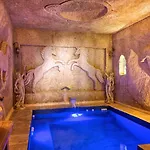 Vanessa Cave Hotel *