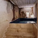 Vanessa Cave Hotel *
