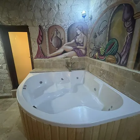 Vanessa Cave Otel